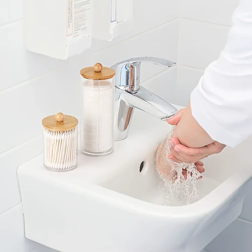 Akrilni organizeri uz lavabo dok osoba pere ruke