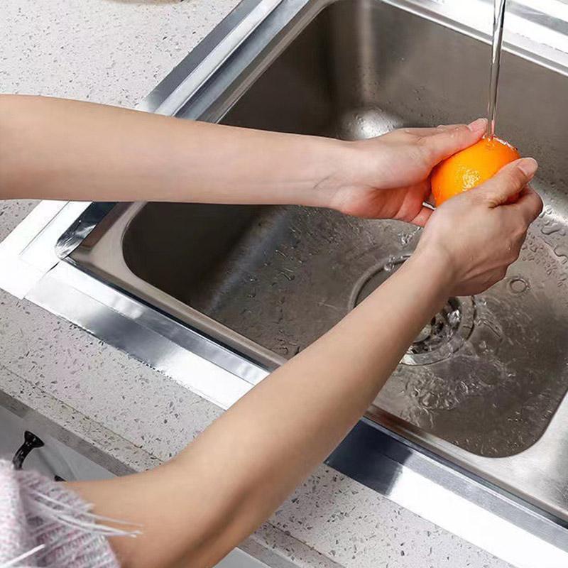 Zastitna aluminijumska traka postavljena oko sudopere protiv vlage