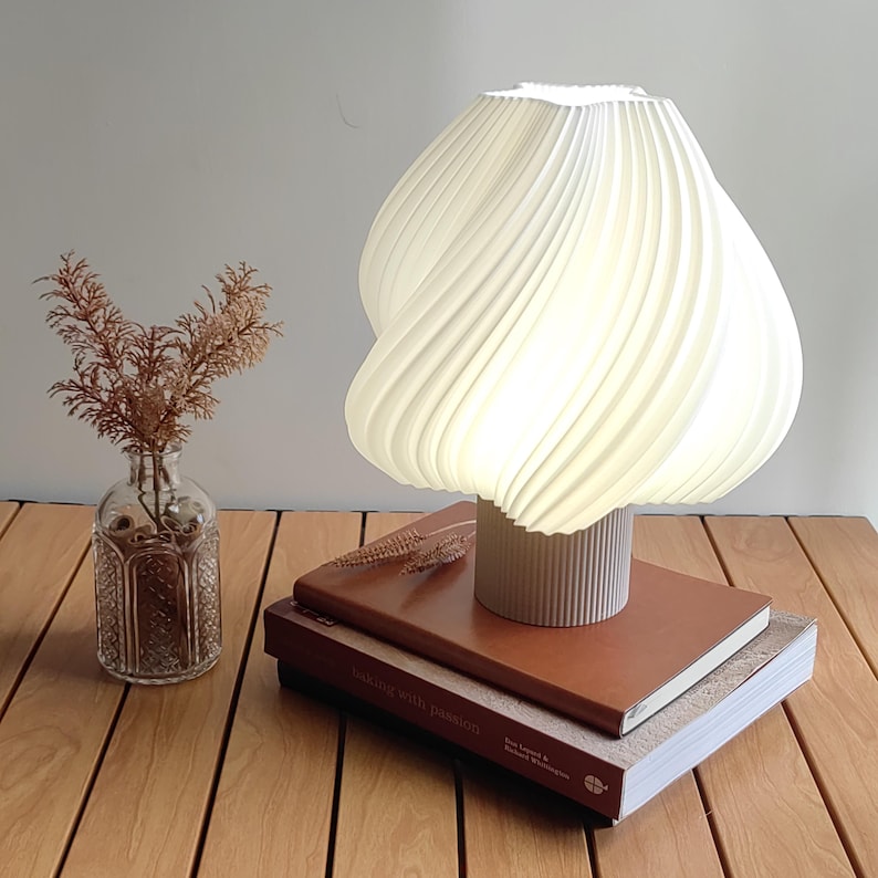 Ambijentalna stolna lampa sa spiralnim dizajnom u beloj boji