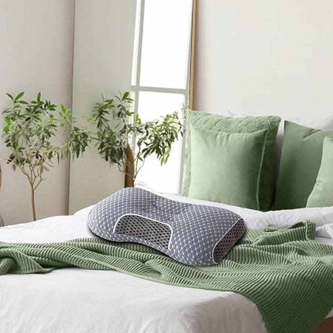 Anatomski jastuk za spavanje na krevetu u uredjenoj spavacoj sobi