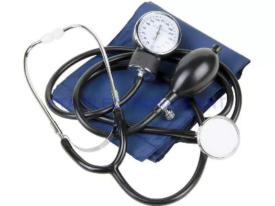 Aparat za merenje pritiska i stetoskop. Medicinska oprema za kucnu upotrebu. Precizno merenje krvnog pritiska.