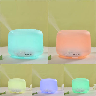 Kolaž od pet slika aroma difuzera ovlaživača vazduhaa u različitim bojama LED svetla, sa maglicom koja izlazi iz vrha.