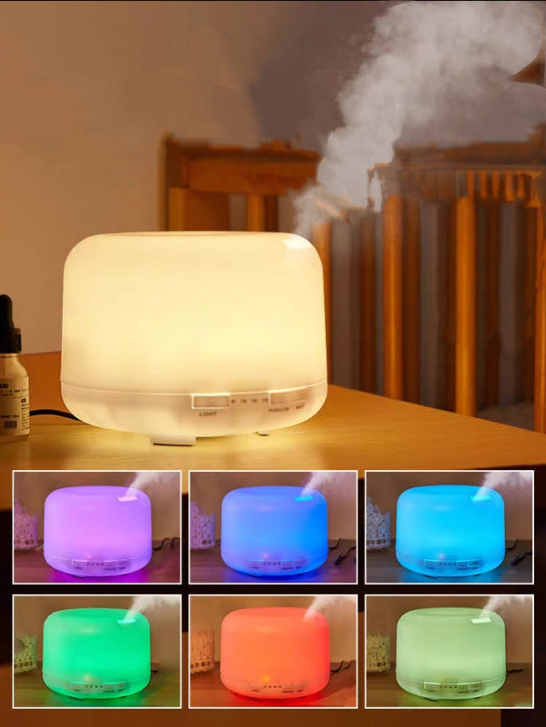 Kolaž od sedam slika aroma difuzera ovlaživača vazduha, sa prikazom različitih boja LED svetla i ispuštanja maglice.