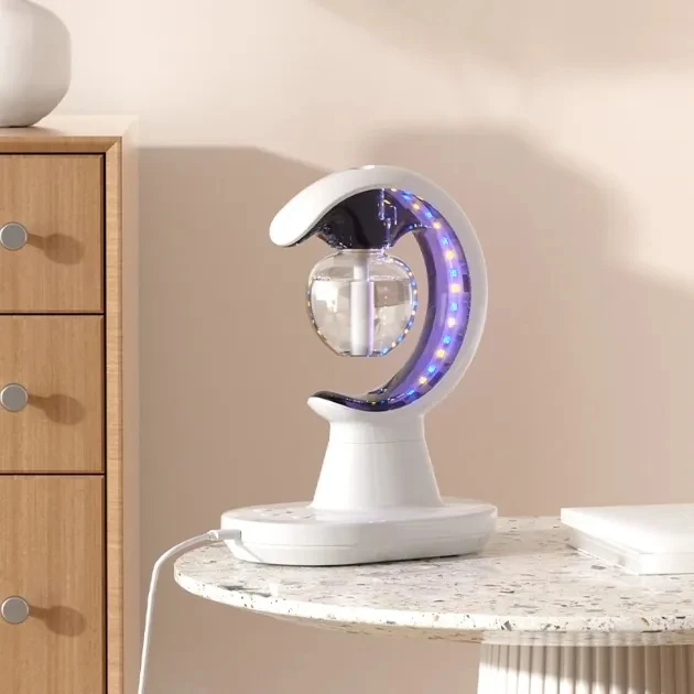 Aroma difuzer lampa sa LED svetlom na stolu u dnevnoj sobi