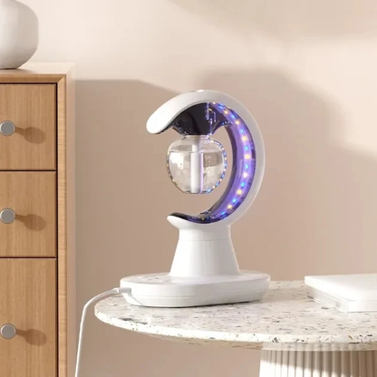 Aroma difuzer lampa sa LED svetlom na stolu u dnevnoj sobi