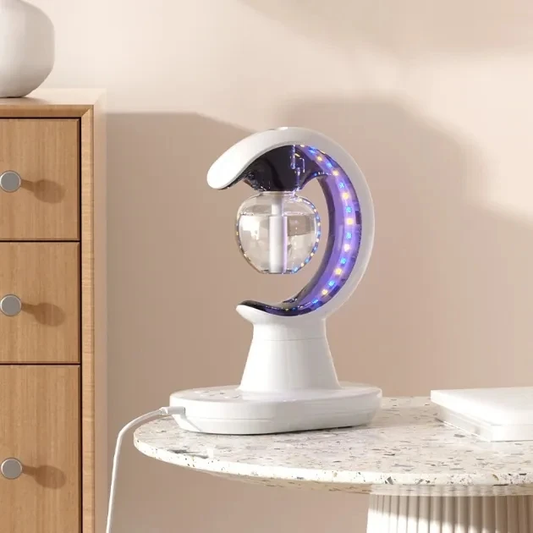 Aroma difuzer lampa sa LED svetlom na stolu u dnevnoj sobi
