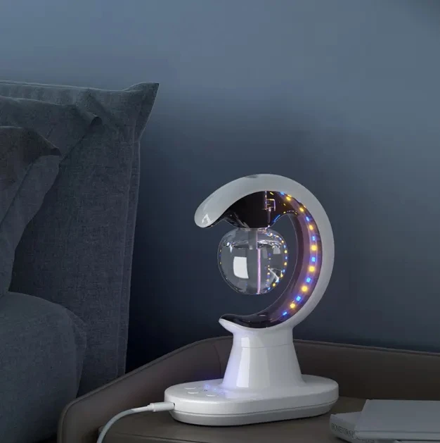 Aroma difuzer lampa sa visebojim LED svetlom na nocnom ormaricu