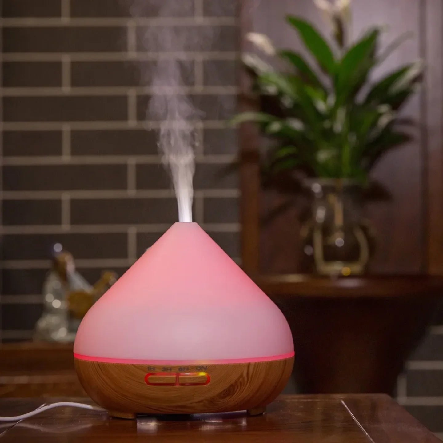 Aroma difuzer sa crvenim LED svetlom kao nocna ambijentalna lampa