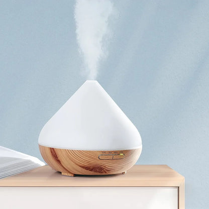 Beli aroma difuzer i ovlazivac vazduha sa drvenim postoljem u radu