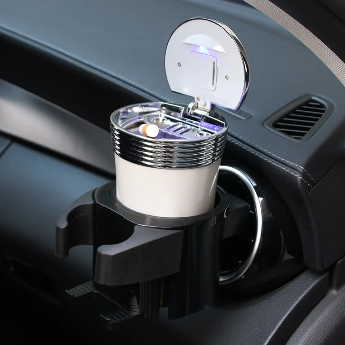 Auto drzac za case na ventilaciji sa pepeljarom u otvoru