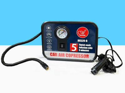 Kompaktni auto kompresor sa 12V prikljuckom. Kompresor ima analogni manometar i nalazi se u kutiji za lako nosenje.