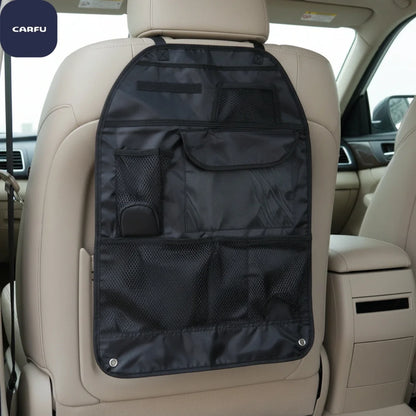 Detaljan pogled na auto organizator sa mrezastim i zatvorenim dzepovima