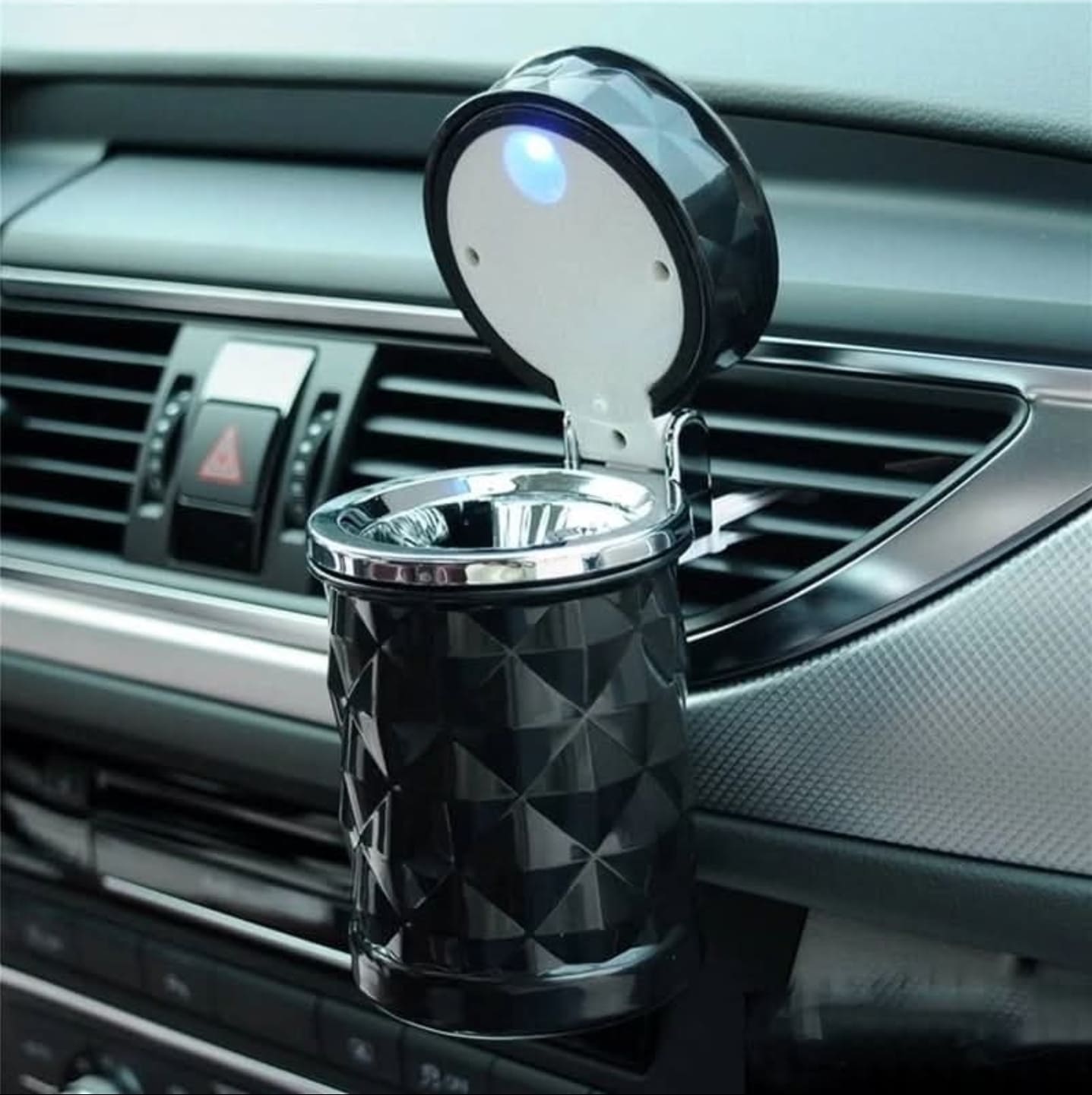 Auto pepeljara sa LED svetlom postavljena u ventilaciju automobila