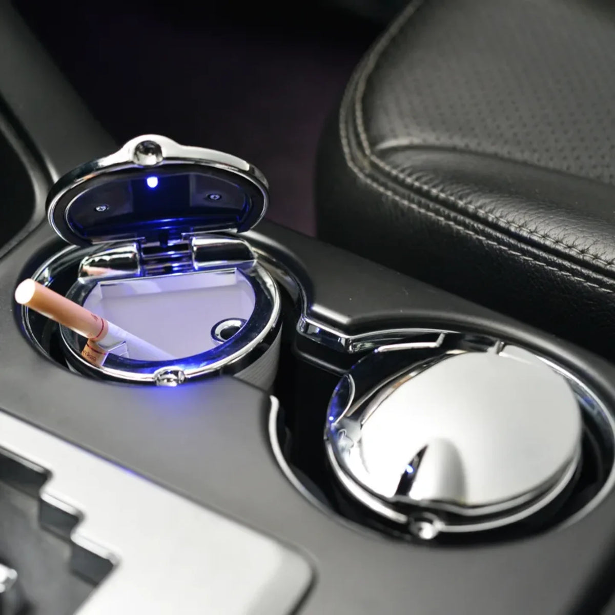 Pepeljara sa LED svetlom u drzacu za case u automobilu