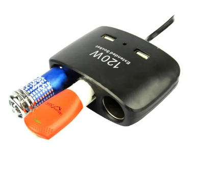 Detaljan prikaz auto razdelnika, sa tri uticnice za upaljac i dva USB porta. Uredjaj za istovremeno punjenje i koriscenje vise uredjaja u autu.