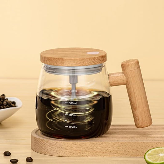 Automatska solja za kafu sa mesanjem prikazuje proces mesanja napitka unutar staklene solje sa drvenom drskom i poklopcem. Na solji su oznake za merenje tecnosti (100ml, 200ml, 300ml, 400ml).