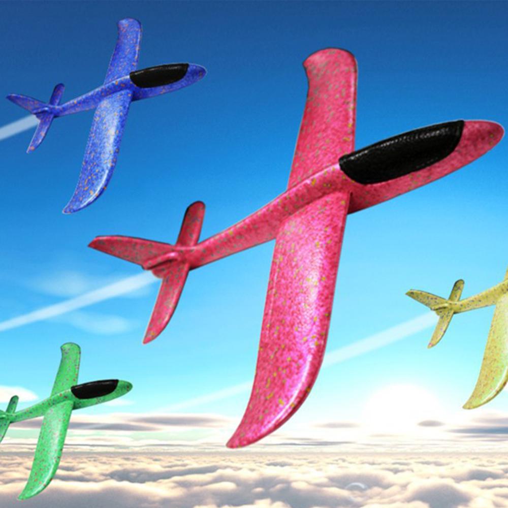 bacacki pena avion igracka u letu na otvorenom prostoru park i priroda