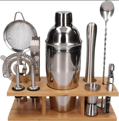 Barmen set za koktele na elegantnom drvenom stalku. Kompletan pribor za miksanje pica, savrsen za kucni bar ili kao dekoracija.