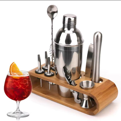 Profesionalni barmen set za koktele sa drvenim stalkom. Idealno za pripremu pica kod kuce, za poklon ili bar. Visokokvalitetan shaker.