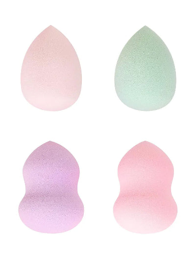 Set od cetiri beauty blendera za nanosenje sminke, u pastelnim bojama: lila, roze, pastelno roze i menta zelena.