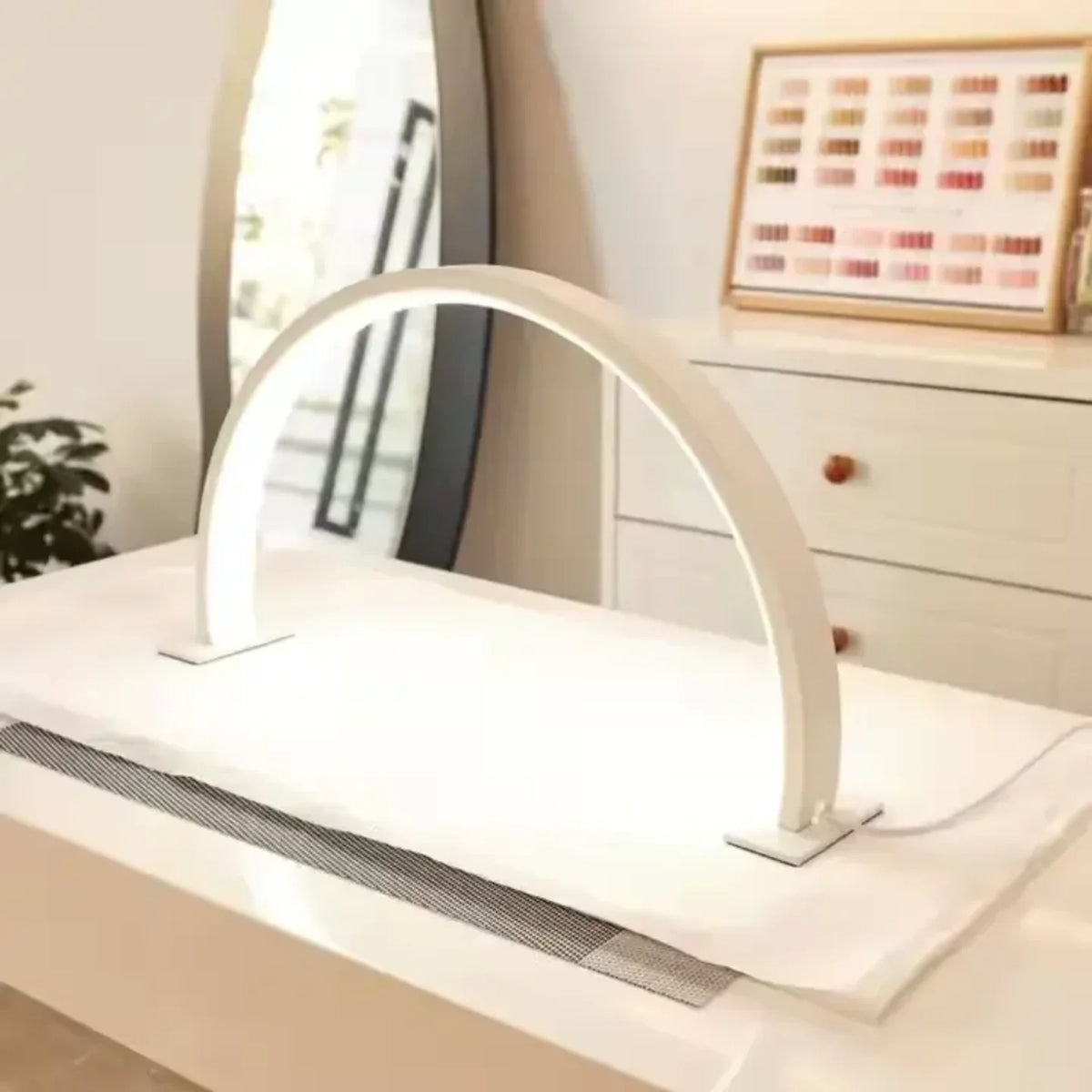 Bela LED lampa polumesec na manikir stolu
