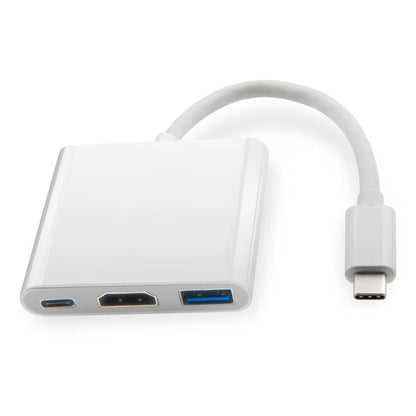 Beli USB tip C adapter sa tri porta: USB C, HDMI i USB 3.0, slikan pod uglom na beloj pozadini