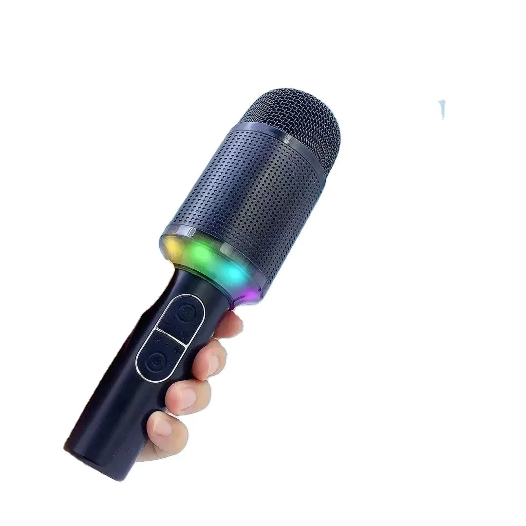 Crni bezicni karaoke mikrofon H9 sa RGB prstenom u ruci