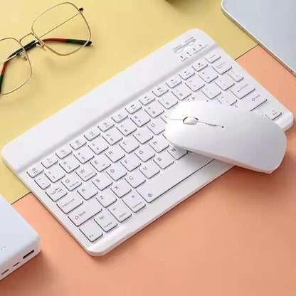 Bezicna bela tastatura i mis na radnom stolu