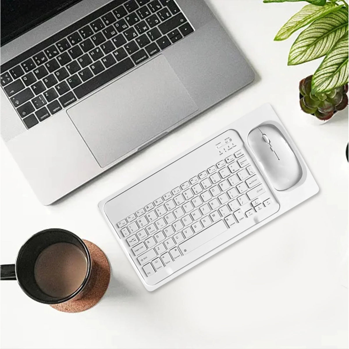 Bezicni set tastature i misa uz laptop na stolu