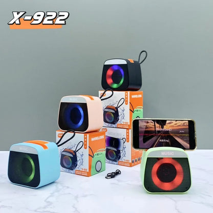 Bezicni zvucnici X-922 sa RGB osvetljenjem slozeni na kutije uz telefon