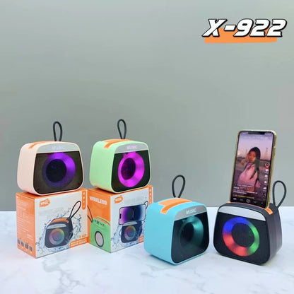 Bezicni zvucnici X-922 rasporedjeni oko kutija sa telefonom koji prikazuje video
