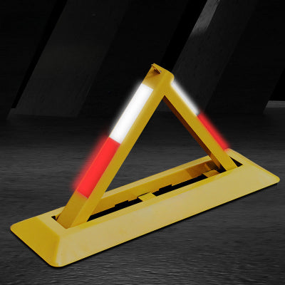 Zuta parking blokada sa reflektujucom trakom u podignutom polozaju za zastitu vaseg parking mesta