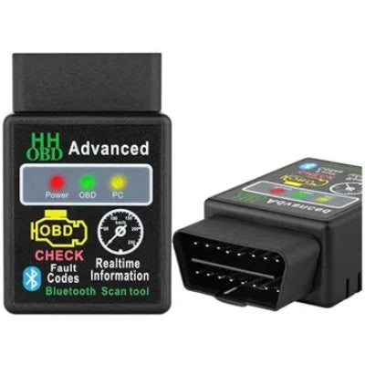 Bluetooth OBD-II dijagnosticki skener za automobile, prikazan iz vise uglova. Uredjaj sluzi za proveru gresaka motora i citanje podataka vozila preko telefona.