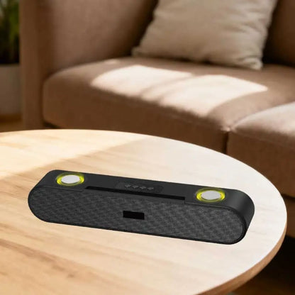 Bluetooth soundbar zvučnik postavljen na sto u dnevnoj sobi