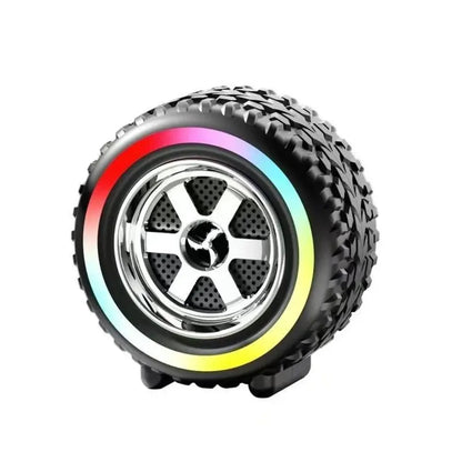 Bluetooth zvucnik auto guma sa hromiranom felgom i RGB osvetljenjem na beloj pozadini