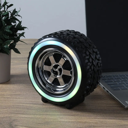 Bluetooth zvucnik auto guma sa RGB svetlom na radnom stolu