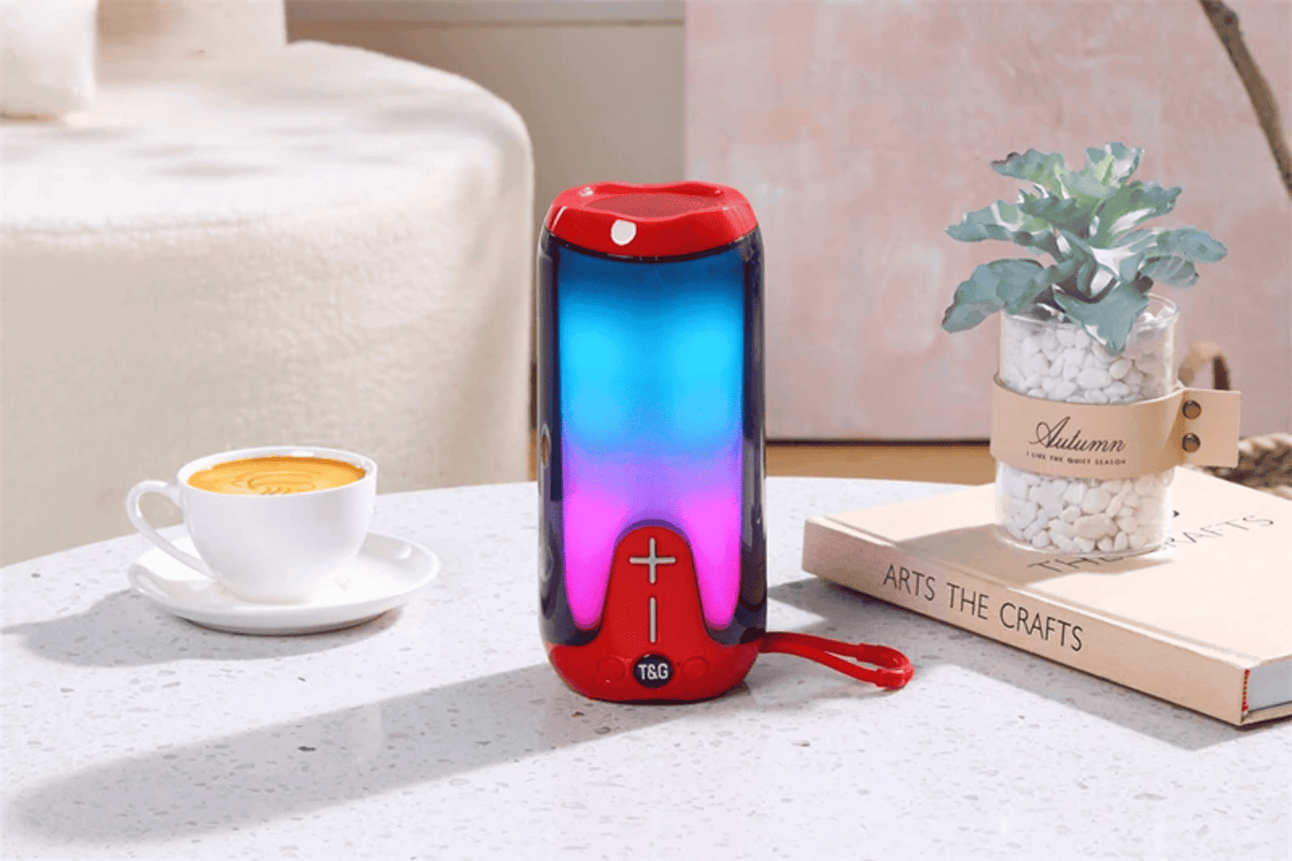 Bluetooth LED zvucnik postavljen na sto u modernom prostoru