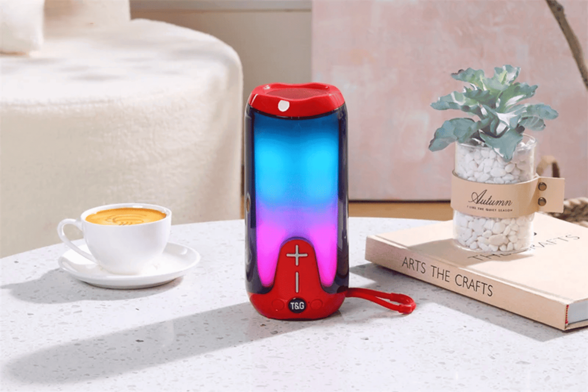 Bluetooth LED zvucnik postavljen na sto u modernom prostoru