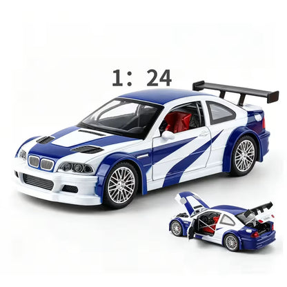 Kolekcionarski automobil BMW M3 GTR E46 sa prikazom otvorenih vrata i haube