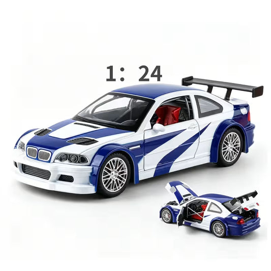 Kolekcionarski automobil BMW M3 GTR E46 sa prikazom otvorenih vrata i haube