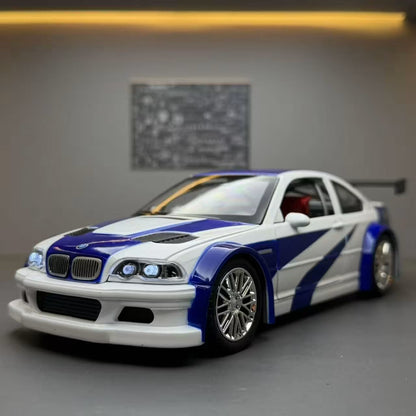 Prednji ugao BMW M3 GTR E46 modela sa upaljenim belim LED svetlima