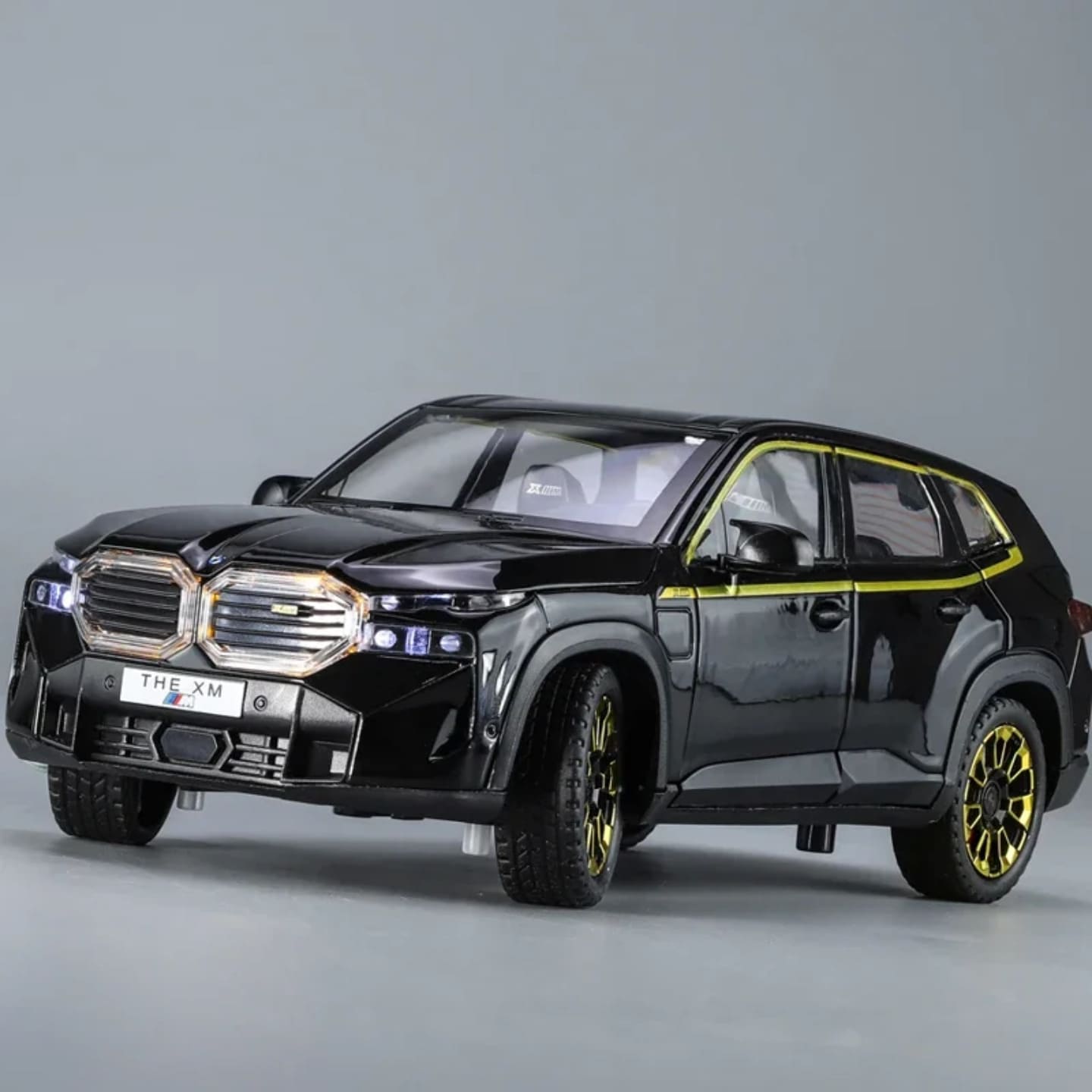 bmw xm crni metalni auto igracka za decu i kolekcionare sa zvucnim efektima