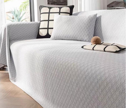 Boho prekrivac postavljen na namestaj u dnevnoj sobi