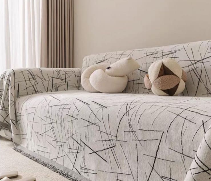 Dekorativni boho prekrivac postavljen preko sofe