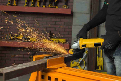 Ugaona brusilica u upotrebi, sece metal sa iskrama. Efikasan alat za gradjevinske radove i obradu materijala. Visoka snaga.