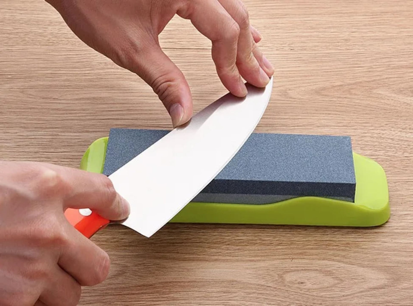 brusni kamen za oštrenje noževa u upotrebi sa kuhinjskim nožem