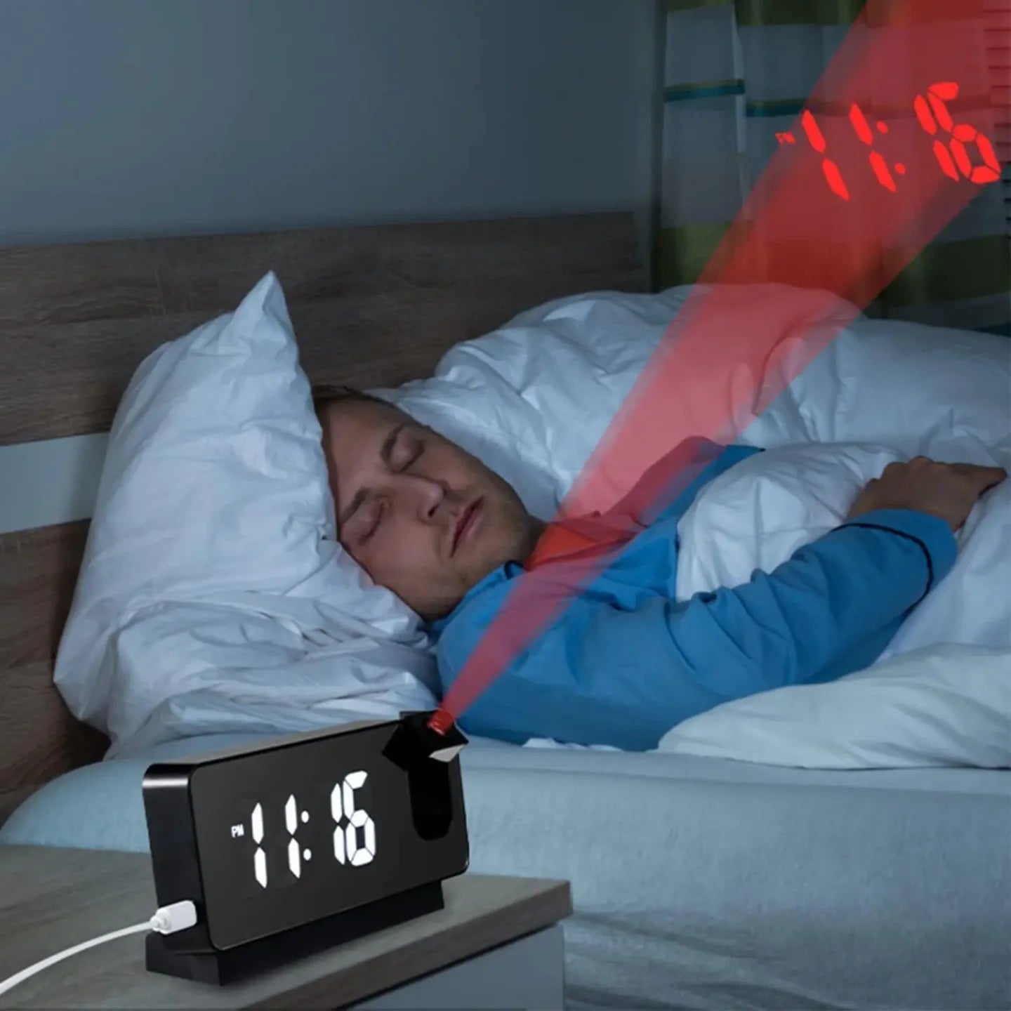 Digitalni budilnik na nocnom ormaricu projektuje vreme na zid iznad kreveta