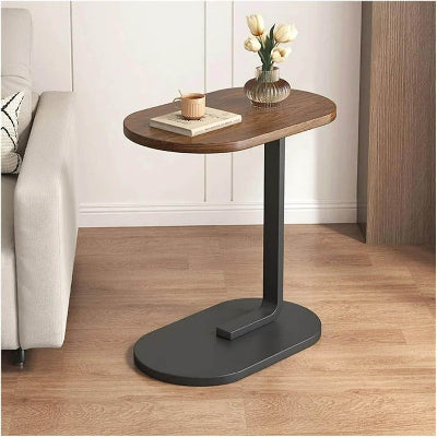 Moderan pomocni sto C oblika za sofu. Savrsen za laptop, kafu i knjige. Stabilan dizajn za dnevni boravak.