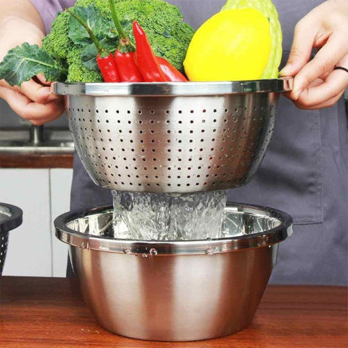 Metalna cediljka iznad posude za pranje brokolija, paprika i limuna. Kuhinjsko cedilo.