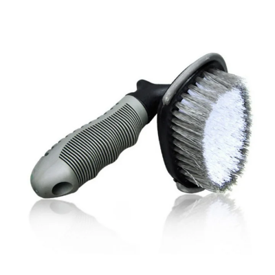 Ergonomski dizajnirana cetka za efikasno i detaljno pranje felni guma i tockova automobila